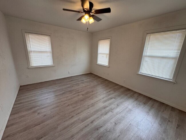 Building Photo - 2 bed 2 bad!  New paint, new flooring, new range, fenced yard!