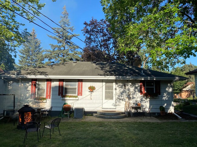 Building Photo - Charming NE Ranch w/ Two Car Garage