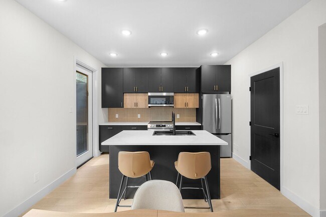 Building Photo - 4Bed/4Bath - Fully Furnished Townhome Avai...