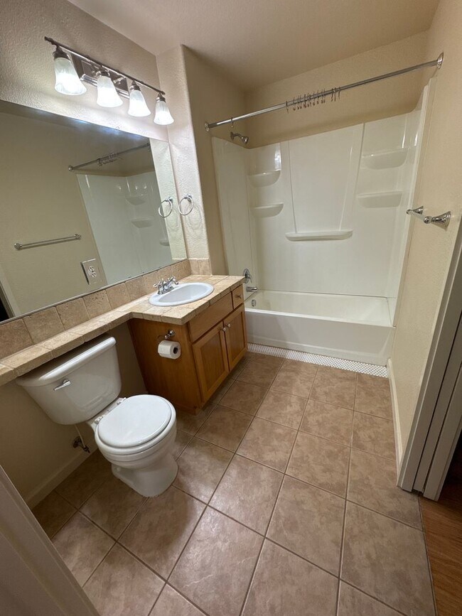 Building Photo - Beautiful 1 Bedroom 1 Bath Condo Located in Grand Oaks!