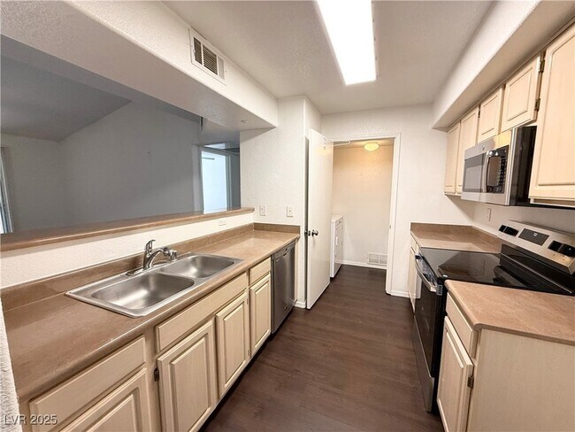 Building Photo - 555 E Silverado Ranch Blvd