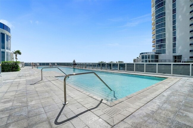 Building Photo - 16001 Collins Ave