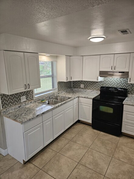 Building Photo - 2550 Stratford Dr