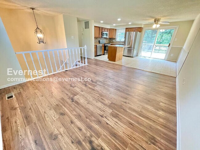 Building Photo - 3 Bed, 2.5 Bath Home with Fenced Yard & Garage / Pet-Friendly / Available Now!