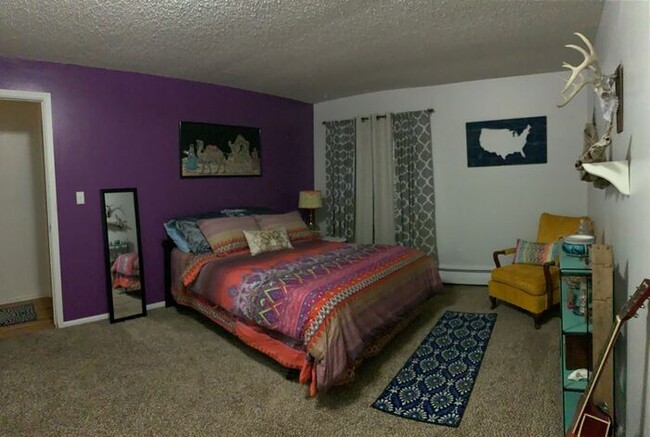Building Photo - 2 Bed/1 Bath - Pool, Fireplace, Laundry Fa...