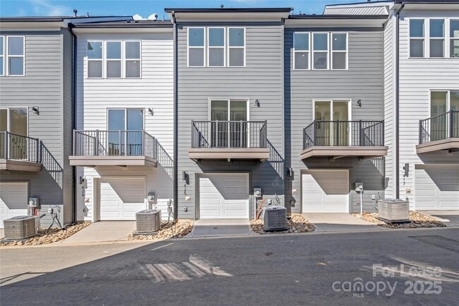 Building Photo - 425 Blairhill Rd