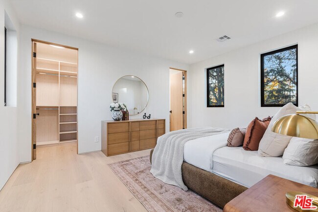 Building Photo - 5064 Encino Ave