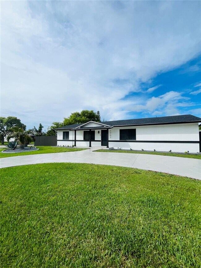 Building Photo - 1707 S Curlew Ln
