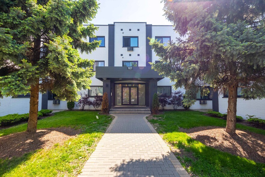 Building Photo - 7620 N Sheridan Rd