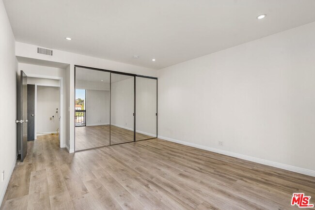 Building Photo - 4460 Wilshire Blvd