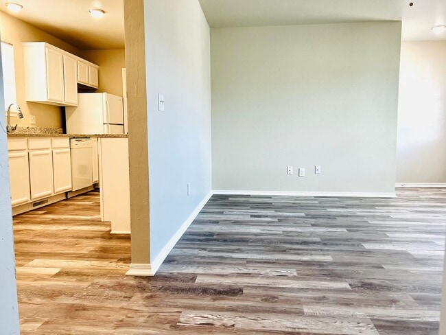 Building Photo - Move-In Special: Updated 2BD 1BA Duplex in...