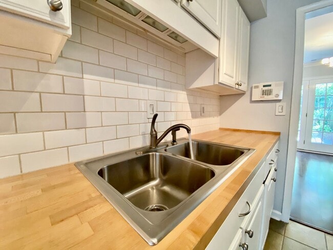 Building Photo - Amazing 3 Bedroom Townhome with Fenced Bac...