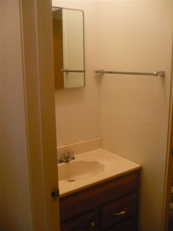 Building Photo - 2 br, 1 bath Apartment - 1317 Wilmot St #1