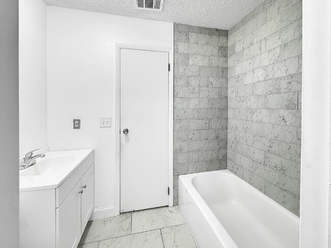 Building Photo - Charming 3-Bedroom Brick Ranch with Large Fenced Yard in Heart of Gainesville