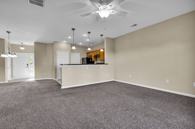 Building Photo - Charming 3-Bed Townhome in Prime Richmond Hill Location!