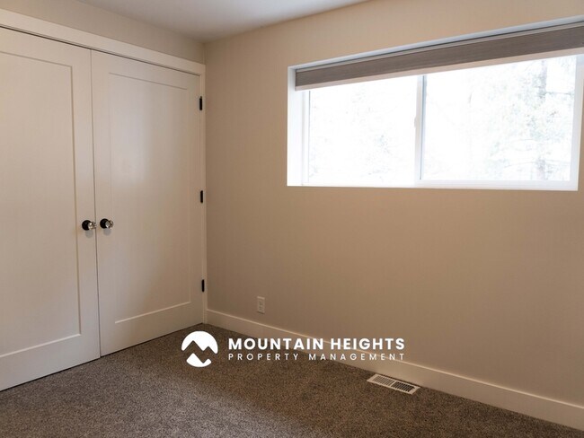 Building Photo - 8589 Kings Hill Dr