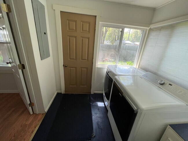 Building Photo - 2 Bed /1 Bath Home with Large Backyard and Great Location