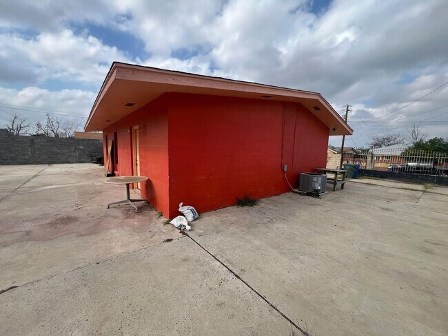 Building Photo - 2703 Diaz St
