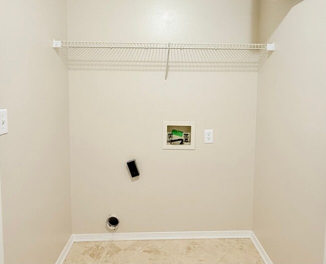 Building Photo - Spacious 3-Bedroom Home - Ideal Location