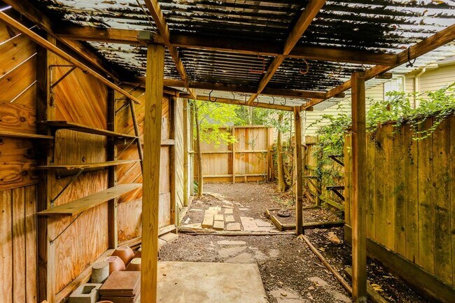 Building Photo - 3125 Wroxton Rd