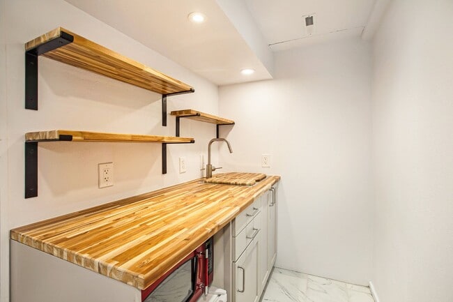 Building Photo - 4Bed/2Bath home with newly renovated basem...