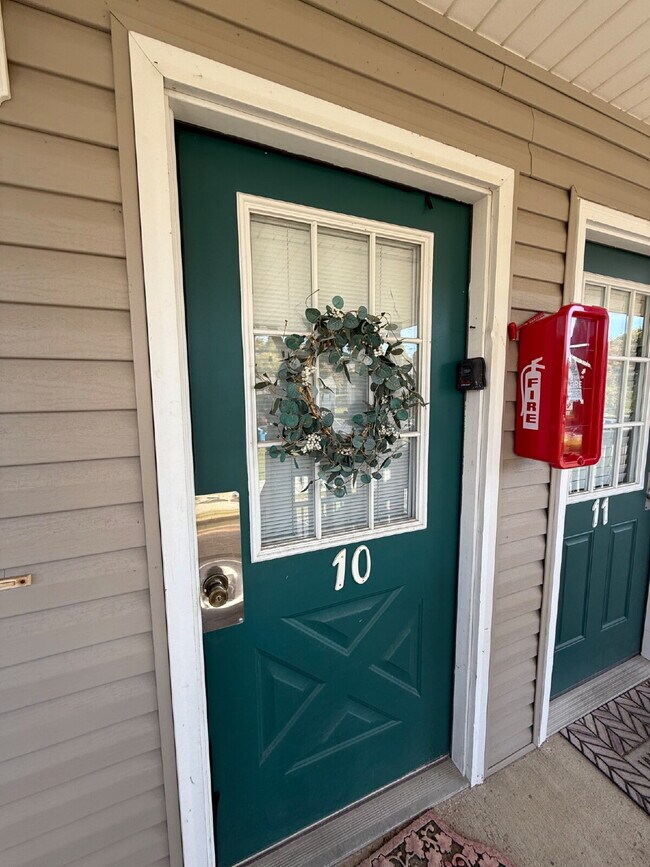 Building Photo - Penthouse Fully Furnished - Lakeview 2 Bed...