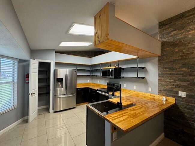 Building Photo - Beautifully Renovated Home In the Shores  3/2/2 **WON"T LAST**