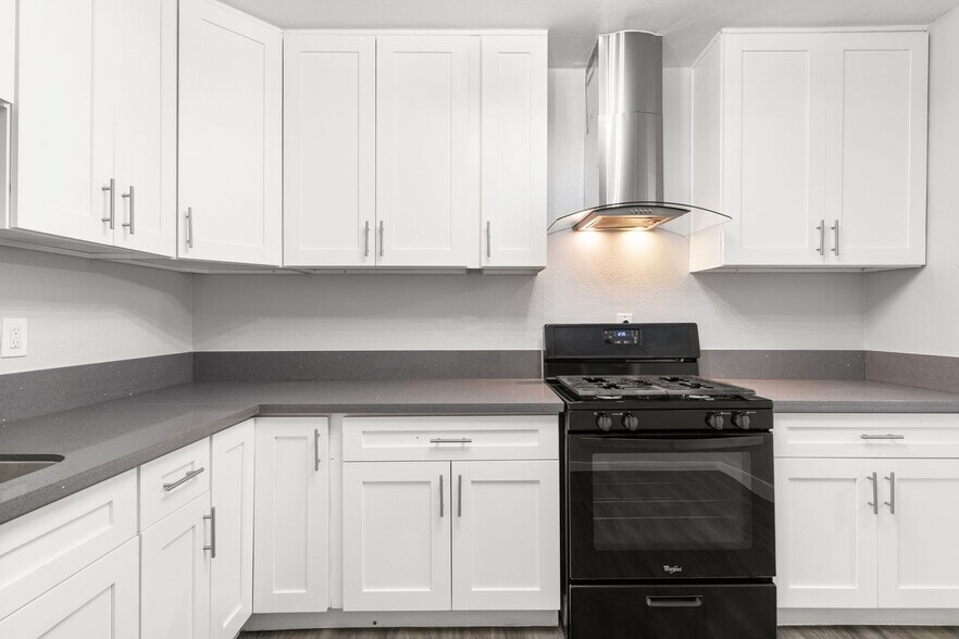 Building Photo - 1900 E 7th St