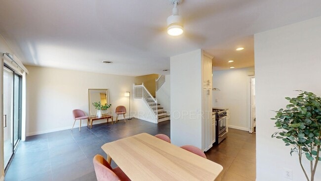 Building Photo - Beautiful Townhome, with AC, in Costa Mesa