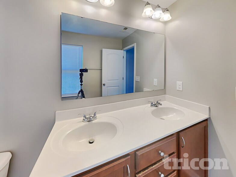 Building Photo - 704 Rocky Grove Glen