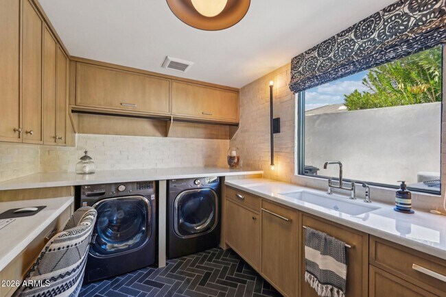 Building Photo - 9899 N 79th Way