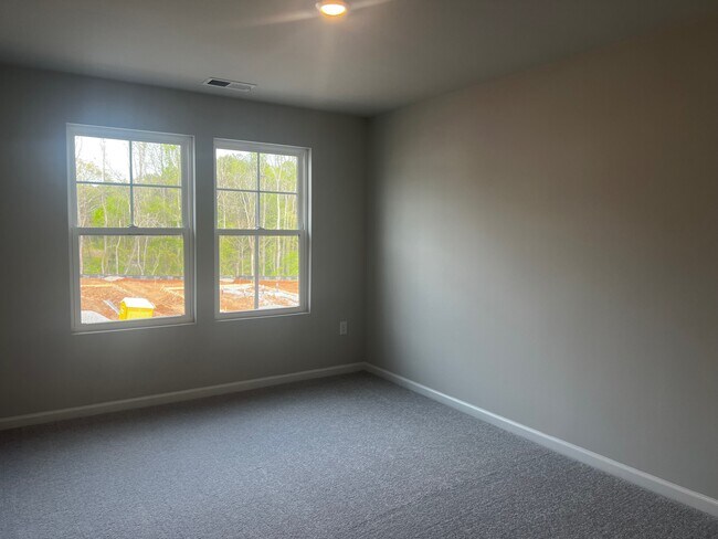 Building Photo - 5871 Woodlawn Dr