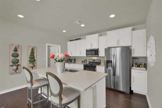 Building Photo - 305 Satsuma Dr