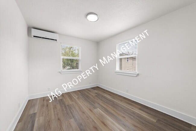 Building Photo - 1074 Day Ave