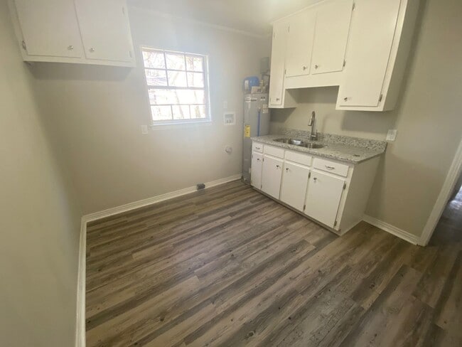 Building Photo - Renovated 1 Bedroom 1 Bath DUPLEX!