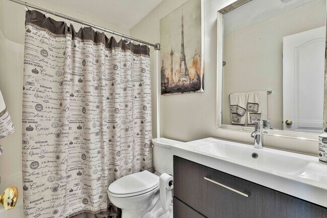 Building Photo - Furnished or Unfurnished 4 Bedroom with Internet Included!