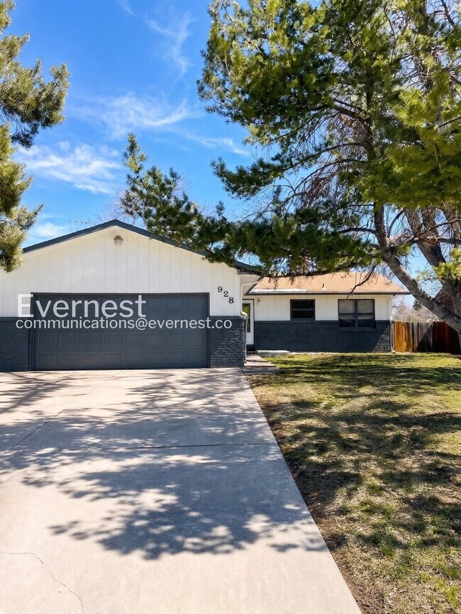 Building Photo - 5 Bed, 3 Bath Home with Garage & Fenced Yard / Available Soon!