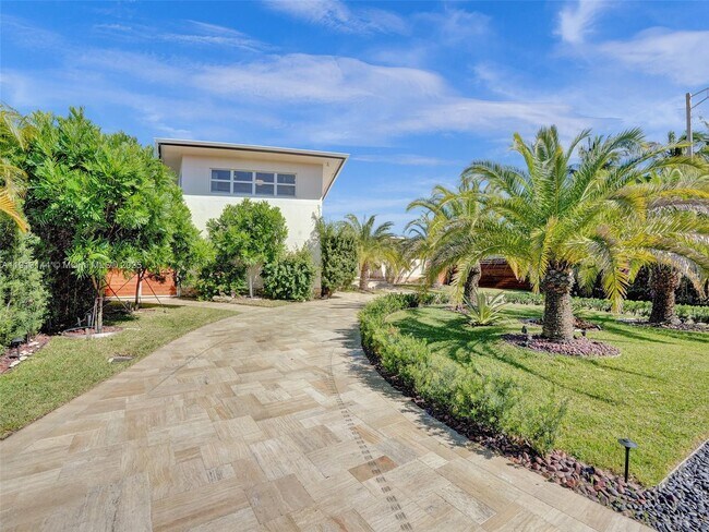 Building Photo - 2421 NE 7th Pl