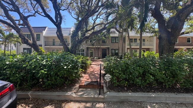 Building Photo - 2704 Cardinal Dr