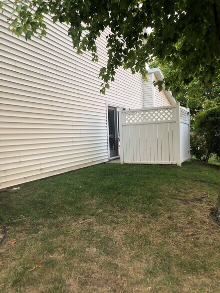 Yard - 2154 Ridgeview Cir
