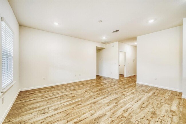 Building Photo - 1936 Bandito Bluff Pass