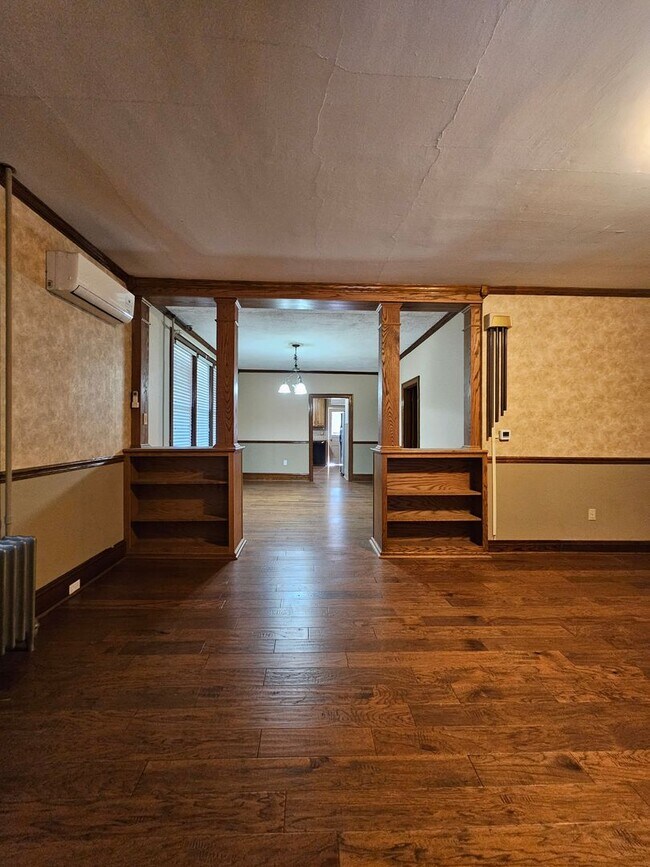 Building Photo - 565 Trinity Rd