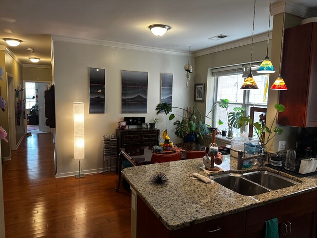 Building Photo - Spacious 3 Bed, 2 Bath Steps to Taylor Street