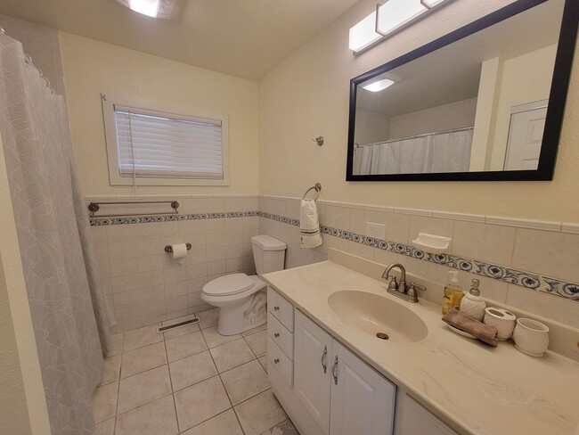 Building Photo - Newly remodeled 5 bedroom 2 bath home in L...