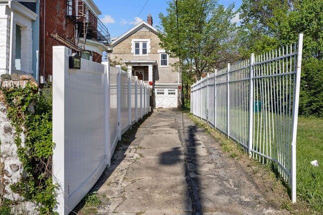 Building Photo - Evanston- Charming 3 bedroom 1 Bath