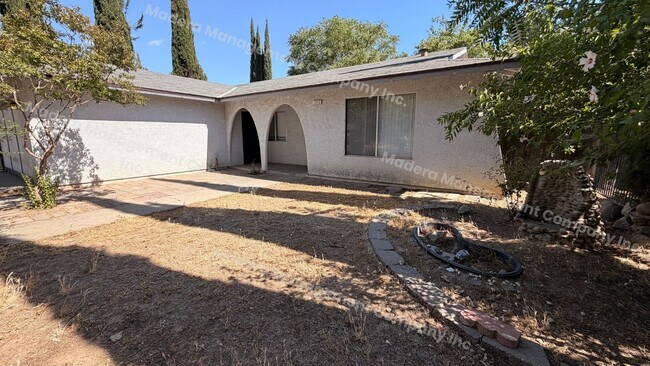 Building Photo - 4 bed/2 Bath - Available now