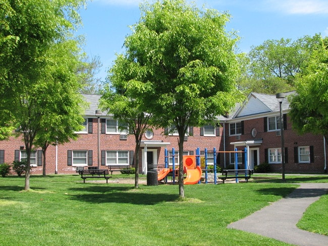 Park Like Courtyard - Dillon Place