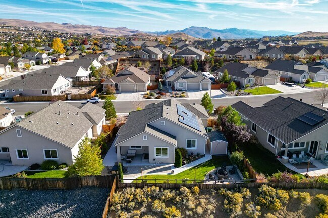 Building Photo - FULLY FURNISHED home available now.