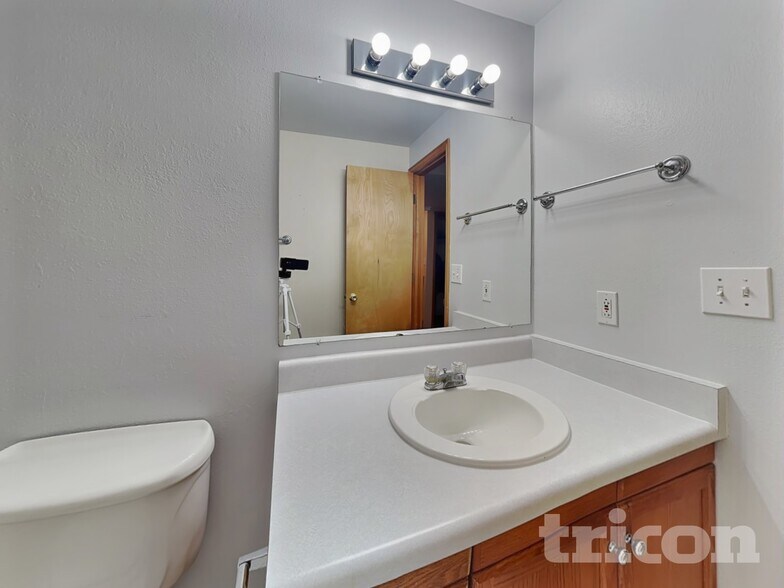 Building Photo - 5525 E 130th Dr