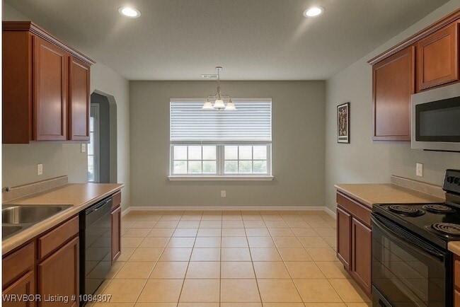 Building Photo - 7822 Huntington Way